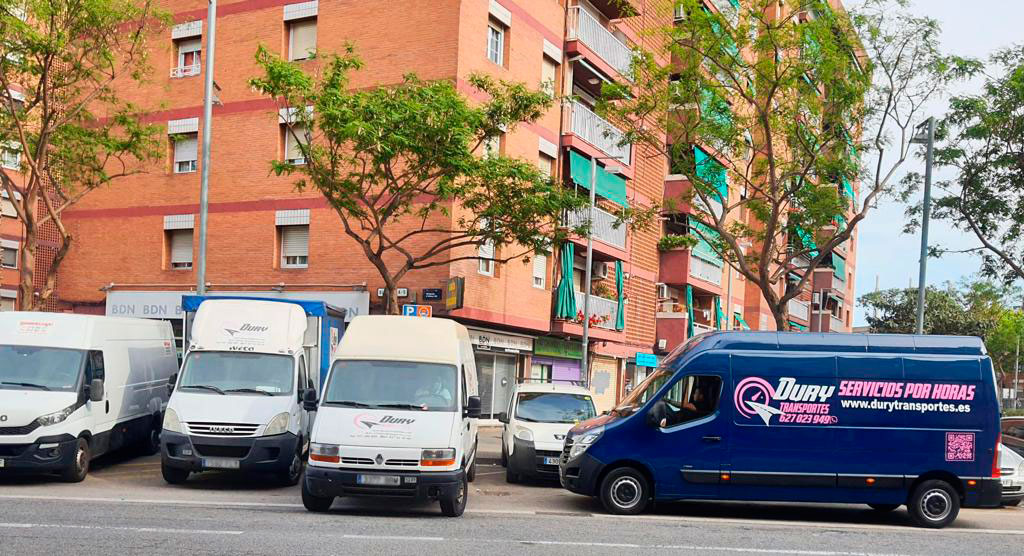 Amplia flota de vehículos de transporte de alquiler por horas con conductor en Barcelona
