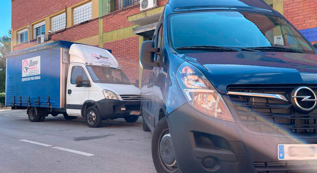 Furgonetas y camiones de alquiles para transportes con conductor en Barcelona para empresas